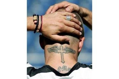 David Beckham luce durante un entrenamiento el tatuaje de su cuello