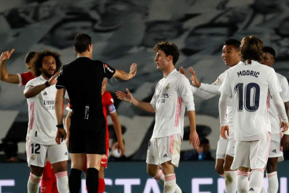 Los jugadores del Madrid se quejaron del árbitro, al que reclamaron un penalti por mano del Sevilla que no concedió. BALLESTEROS