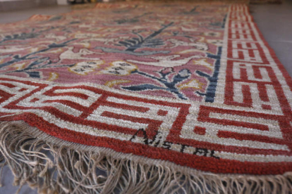 La firma Nistal está presente en todas las alfombras y tapices del taller astorgano. FERNANDO OTERO