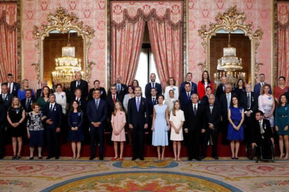 Foto de familia de todos los agasajados por la Familia Real