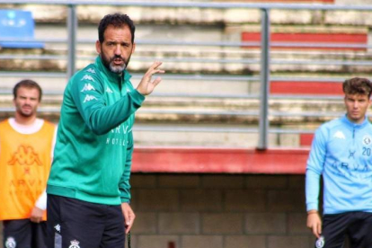 Ramón González dando instrucciones a sus jugadores durante un entrenamiento. CYDL
