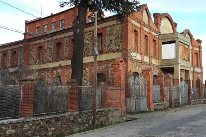 Aspecto exterior de la antigua fábrica de Astorga, que aún conserva en su interior gran parte de su maquinaria original. DL
