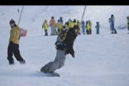 Se hizo esperar y desear, pero al final las estaciones invernales pudieron abrir su puertas a los miles de aficionados al deporte blanco que no dudaron en tirarse a las pistas después de la primera gran nevada del año.