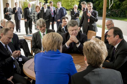 El presidente de Rusia, Vladimir Putin, la cancillera alemana, Angela Merkel, el presidente de Ucrania, Petro Poroshenko y el presidente francés, François Hollande, este viernes en una reunión en París.
