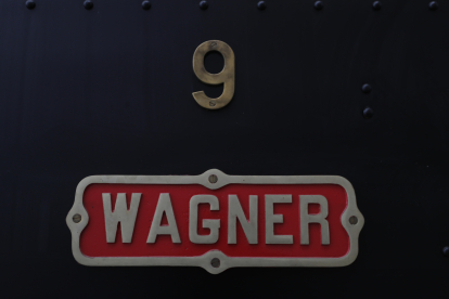 A la locomotora número 9 del Ponferrada-Villablino la bautizaron Wagner, como el coto de hierro que llevaba el nombre del compositor. L. DE LA MATA