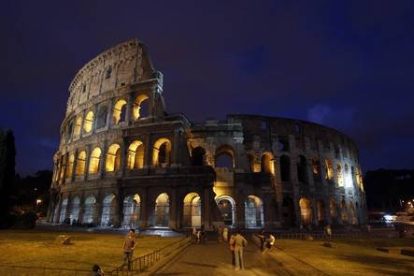 Vista nocturna del Coliseo.