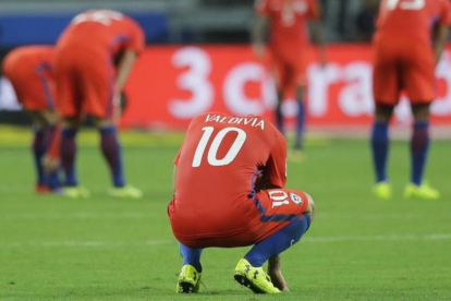 Los futbolistas de Chile, abatidos al final del partido ante Brasil