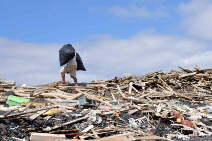 Residuos de plásticos y madera en Alegranza. JORGE CÁCERES