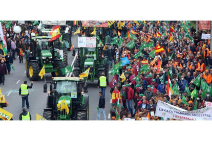 Tractores, burros y perros se sumaron a la manifestación con paradas ante Agricultura y Transición Ecológica.                   BENITO ORDÓÑEZ