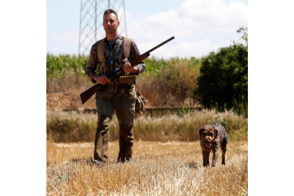 Un cazador con su perro en una jornada de actividad. FERNANDO OTERO