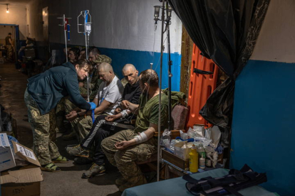 Soldados ucranianos con heridas menores son tratados en un hospital cerca de Popasna, en la región de Luhansk. ROMAN PILIPEY
