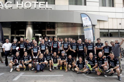 Los ciclistas posan con Miguel Induráin y Antonio Catalán a las puertas del hotel AC en León
