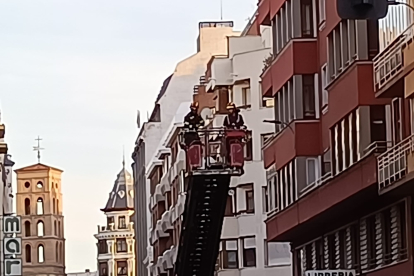 Los bomberos trabajan en Padre Isla para garantizar la seguridad tras la caída de cascotes. DL