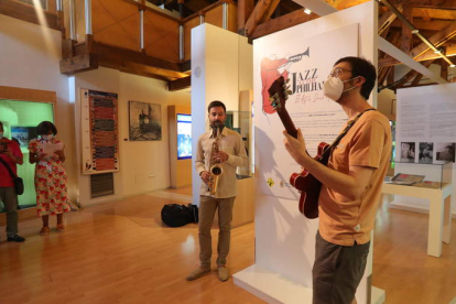 Diego Fernández López Gavela y Gio Yáñez, durante la inauguración de la exposición. ANA F. BARREDO