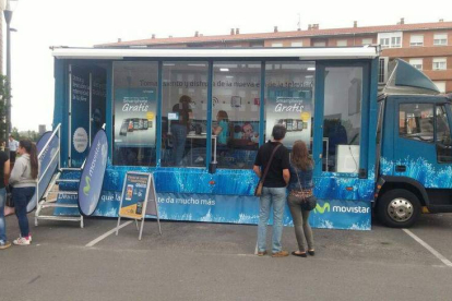 El autobús de Telefónica instalado en el centro Espacio León.