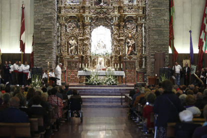 El Ayuntamiento conserva
y potencia la ofrenda en la
Virgen del Camino. F. OTERO