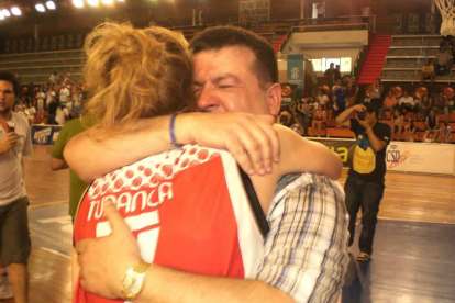 Marta Tudanca abraza al entrenador, Chiqui Barros, celebrando el ascenso de categoría.