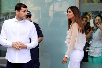Sara carbonero e Iker Casillas, a la salida del hospital de Oporto.