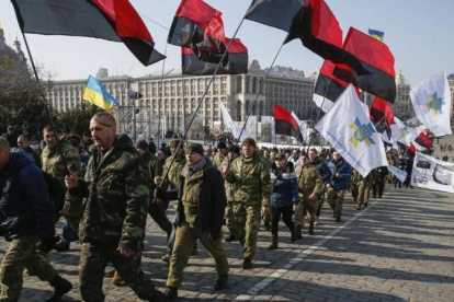 Veteranos del Ejército y civiles participan en la llamada Marcha de los Patriotas, en el tercer aniversario de la escalada de violencia en la plaza Maidan, en Kiev, este lunes.