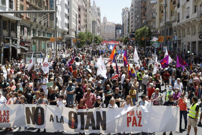 Manifestación en contra de la Otan celebrada ayer en Madrid. J.J. GUILLÉN