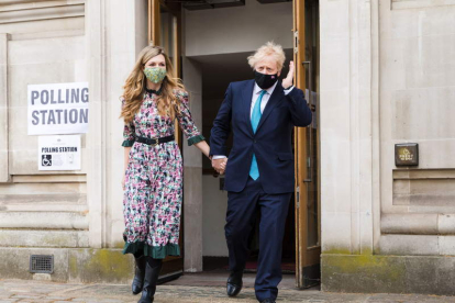 Boris Johnson y su pareja Carrie Symonds, tras votar en las elecciones VICKIE FLORES