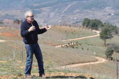 José Luis Prada, ayer con el fondo de las ocho hectáreas de bosque plantado de robles, encinos y otras 44 especies para disfrute de todos. L. DE LA MATA