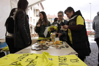 Las mozas en la venta de camisetas y pañuelos. CAMPOS