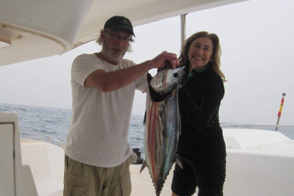 José Luis Conty y Piedad posan con una de las capturas realizadas en alta mar, un atún de 10 kilos.