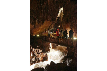 Visitantes recorren las galerías de la Cueva de Valporquero. RAMIRO