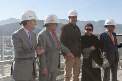 Vicente Fox (tercero izquierda) con su mujer y responsables de la obra. 9 de octubre del 2008.