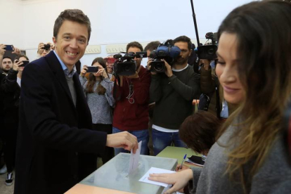 El candidato de Más País a la presidencia del Gobierno, Íñigo Errejón, vota en un colegio de Madrid. FERNANDO ALVARADO