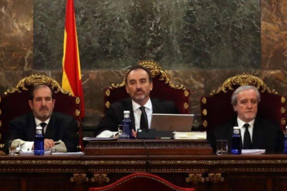 El magistrado Manuel Marchena, junto a los jueces Andrés Martínez Arreieta y Juan Ramón Berdugo, el pasado 18 de diciembre en el Tribunal Supremo, durante la vista de las cuestiones previas del caso del procés.