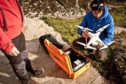 Fernánde Lozano sujeta el dron y comprueba la cámara antes de un vuelo