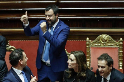 El ministro del Interior italiano, Matteo Salvini,  celebra la aprobación de la ley de legitima defensa en el Senado de Italia.