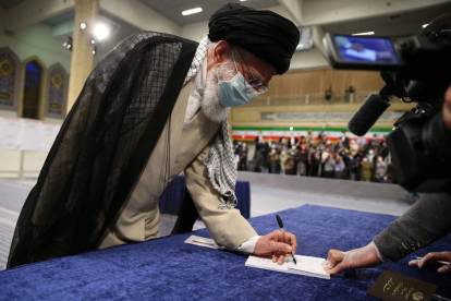 El ayatollah Ali Jamenei, votando ayer en un colegio electoral en Teherán. LEADER OFFICE HANDOUT
