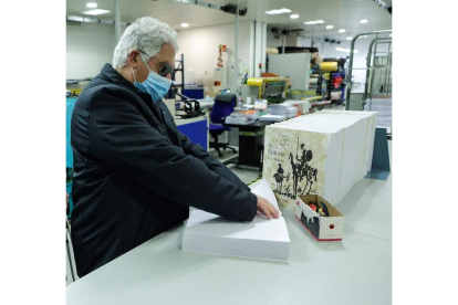 Lectura del Quijote en braille en las instalaciones de Barcelona. QUIQUE GARCÍA