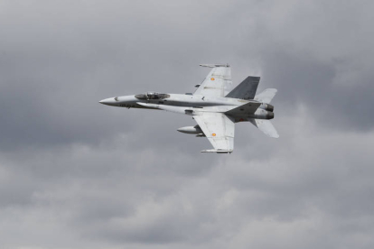Un F-18 durante unas maniobres en el cielo leonés. ARCHIVO