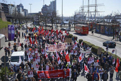 Ciudadanos durante el Primero de Mayo en Hamburgo (Alemania).