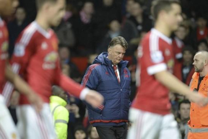 Van Gaal y los jugadores del Manchester United abandonar Old Trafford tras perder con el Southampton.