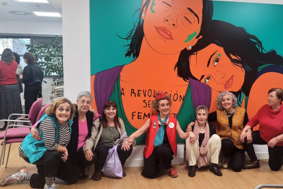 Las cinco mujeres fundadoras del comedor Del Monte de Tabuyo con las creadoras de Molino de las Pilas, de Málaga, que actuaron en la gala. DL