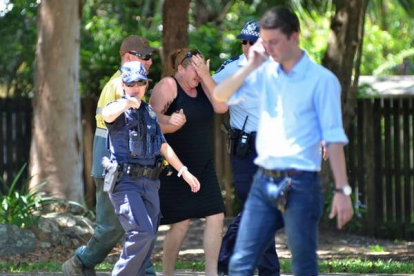 a policía atiende a una mujer en el lugar de los hechos, en la localidad de Cairns, en el noreste del Australia.
