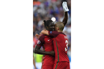Eder, con un guante blanco, celebra junto a Pepe el gol de la victoria en la prórroga. GEORGI LICOVSKI
