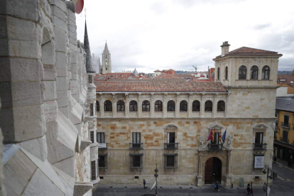 El Palacio de los Guzmanes alberga la sede central de la Diputación de León. RAMIRO