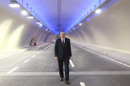 El presidente de Turquía, Recep Tayyip Erdogan, camina por el túnel bajo el Bósforo que ha inaugurado en Estambul.
