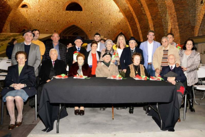 Foto de familia de los trece homenajeados por el Consistorio de la localidad.