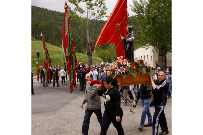 San Guillermo arropado por los pendones en su procesión tradicional en Cistierna