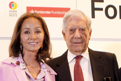 Isabel Preysler con Vargas Llosa en una foto de 2019. PAOLO AGUILAR