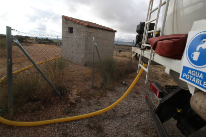 Un camión cisterna reparte 350.000 litros de agua en Santa Catalina de Somoza. RAMIRO