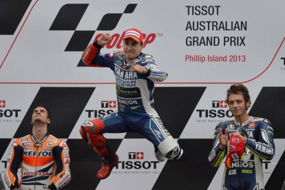Pedrosa, Rossi y un Lorenzo muy contento en el podio de MotoGP despues de la carrera de dicha en categoría en Phillip Island, Australia.