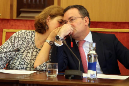 Fernando Salguero con Margarita Torres durante un Pleno